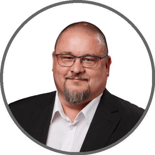 Reiko Wegner rund mit grauem Rand